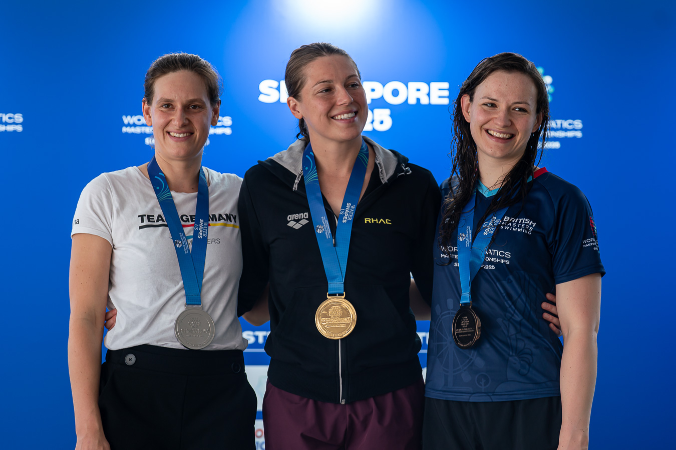 drei Schwimmerinnen in Singapur 